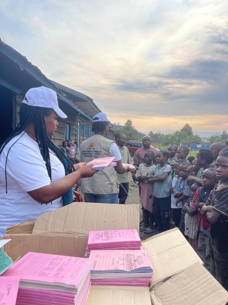 Goma : AFRIKIN-RDC fait un don des fournitures scolaires à des centaines d’enfants